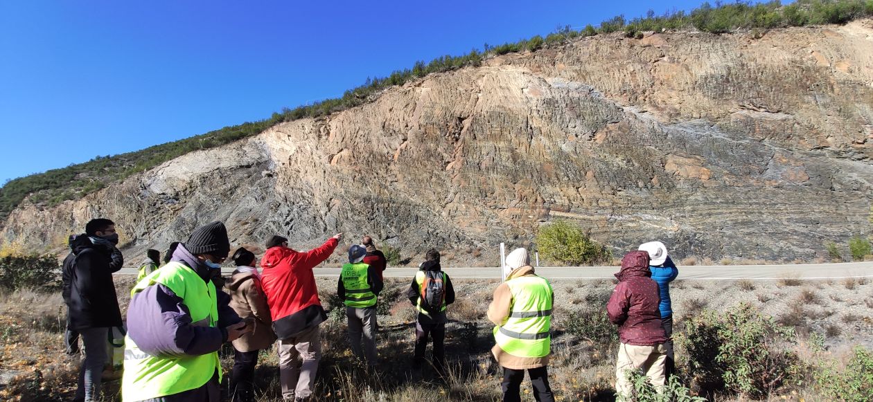 Grupo de personas asistentes a una explicación en el campo