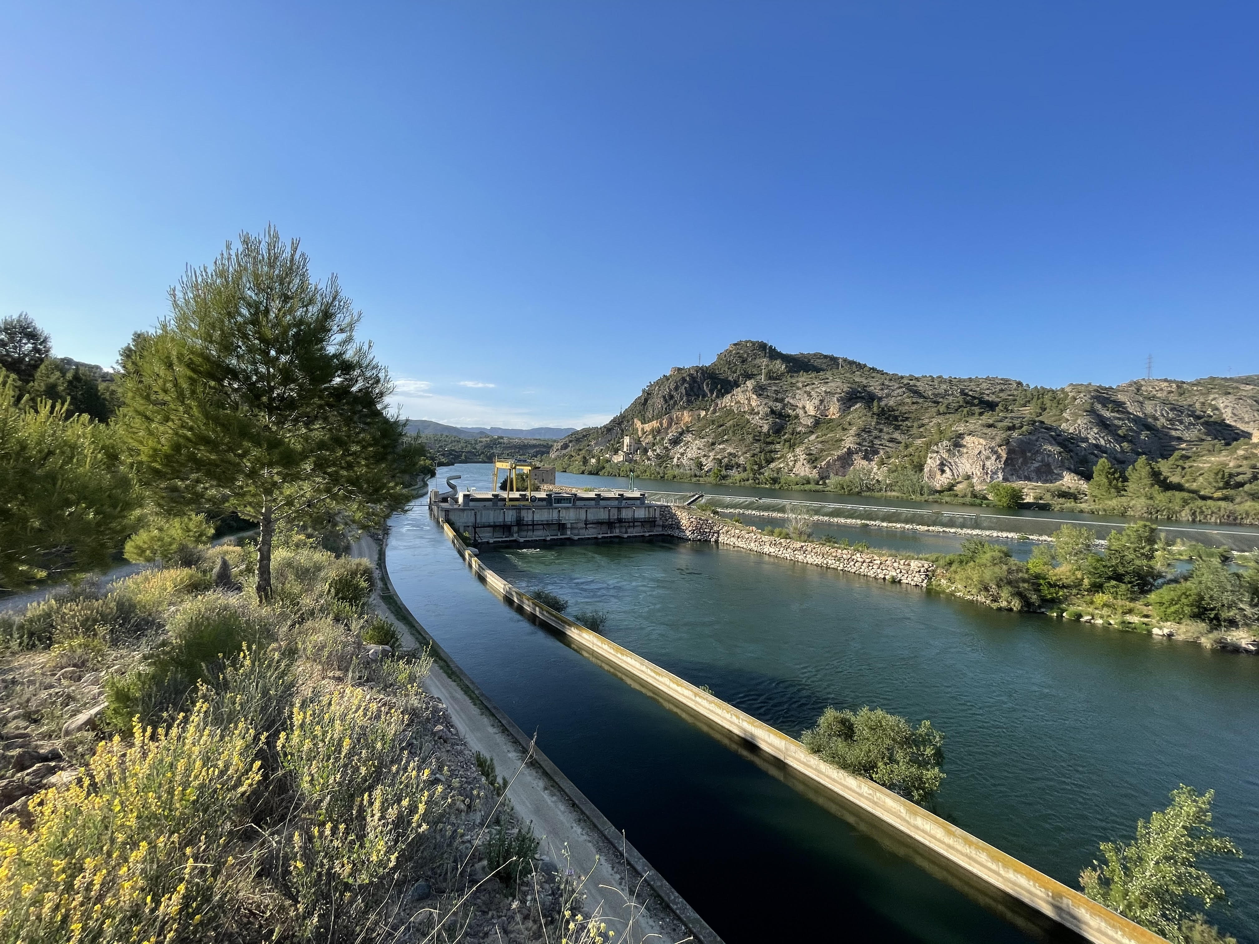 Azud del río Ebro y extracción de agua para el canal de la derecha del Ebro