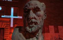 Escultura Ramón y Cajal de noche. Campus del CSIC